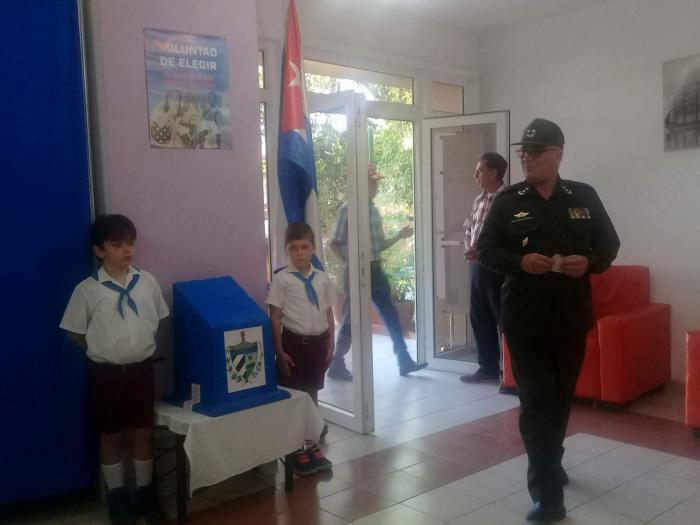 El miembro del Buró Político del Comité Central del Partido Comunista de Cuba y Ministro del Interior, General de División Lázaro Alberto Álvarez Casas, ejerció su derecho al voto en el Colegio No.3 de la Circunscripción 10 del municipio capitalino de Playa. 