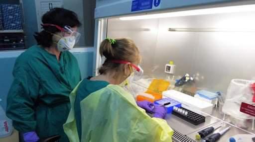 Dos mujeres en un laboratorio