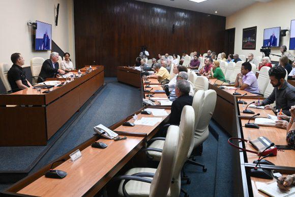 Díaz-Canel en reunión con miembros UNEAC