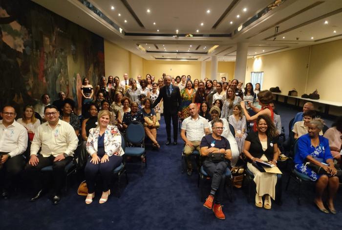 El doctor Orlando Terré Camacho junto a los participantes en la jornada.