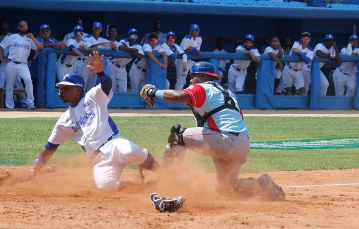 Jugador de Industriales llega a una base