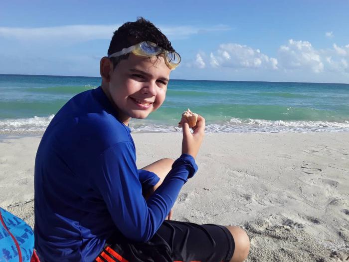 Niño con autismo en la playa