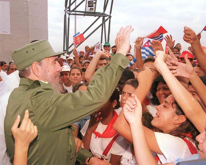 Fidel junto a los pioneros