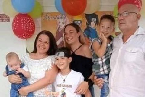 Varios miembros de una familia