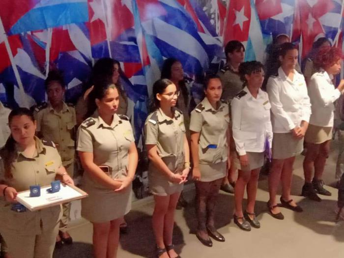Mujeres de la aduana