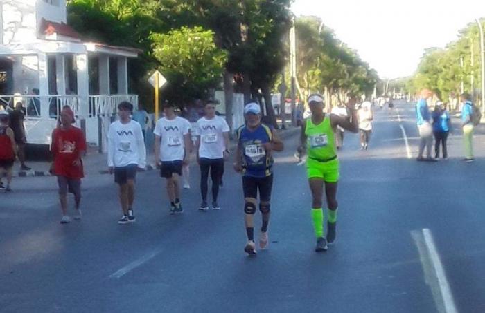 Personas corriendo y caminando