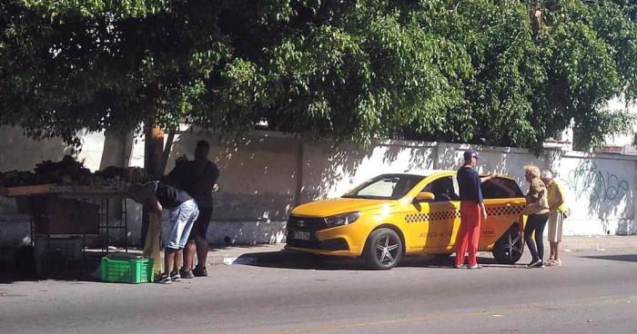 Taxista brinda ayuda a dos ancianas
