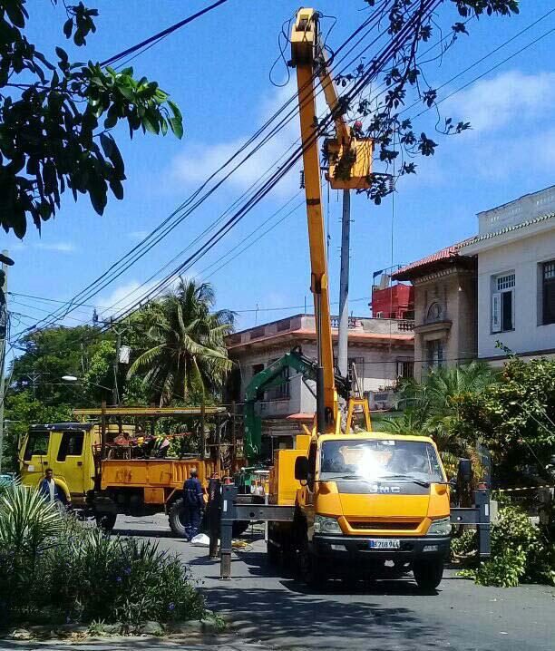 Reponen poste de luz impactado por ómnibus en Vedado habanero