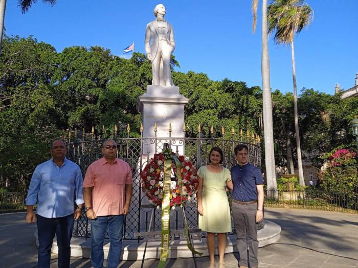 Luis Antonio Torres Iríbar y Reinaldo García Zapata, al fondo estatua de Carlos Manuel de Céspedes
