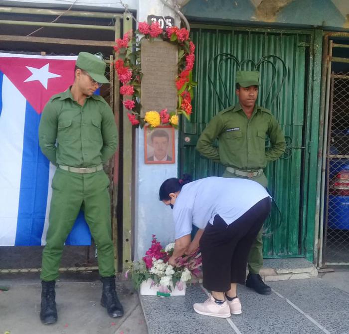 Combatientes de la Revolución Cubana colocan flores frente a la Tarja en tributo a Ernesto Flores Ríos.
