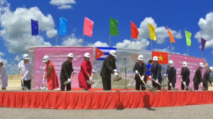 Personas en la inauguración