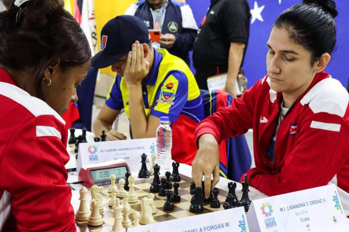 La Gran Maestra (GM) cubana Lisandra Tereza Ordaz Valdés jugando ajedrez