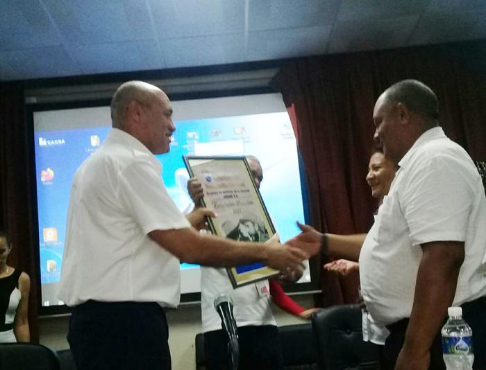 Froilán Zamora Quintana, director general de SERVAC recibe en nombre de la entidad el certificado que la acredita por quinta ocasión como colectivo Vanguardia Nacional.
