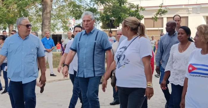 Díaz-Canel recorre Centro Histórico de Guanabacoa