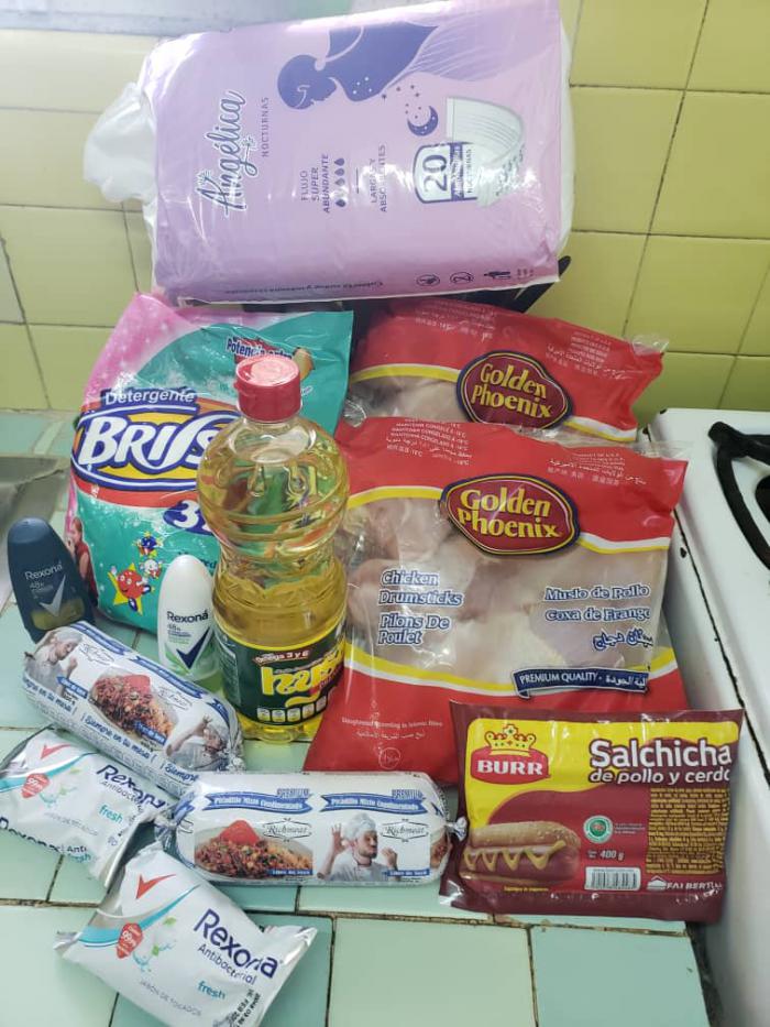 Varios productos que venden en las tiendas: pollo, aceite, picadillo, salchicha, jabones, detergente, desodorante