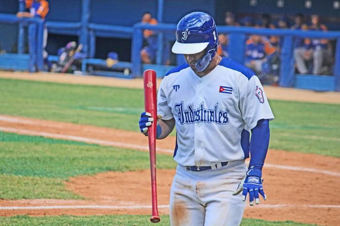 No pudo Taylor: Leones siguen en el foso