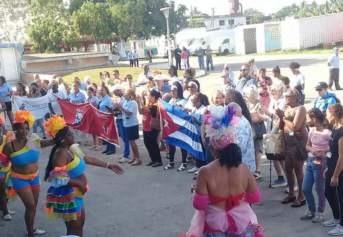 Tribuna abierta contra el Bloqueo de Estados Unidos efectuada con la presencia de sindicalistas extranjeros en el Empresa de Mensajería y Cambio Internacional.