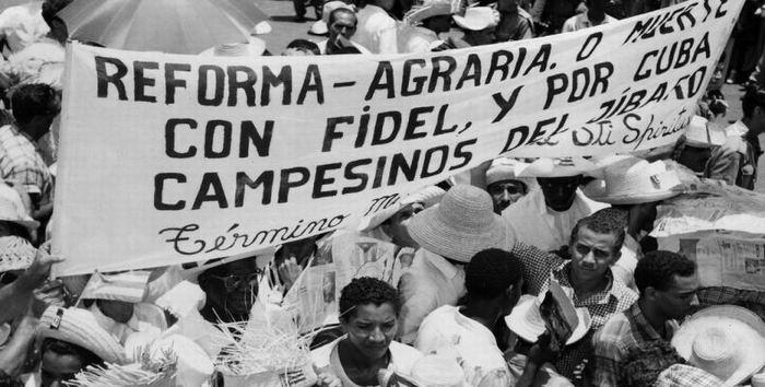 Cartel sobre la reforma agraria, personas en el acto por el Primero de mayo de 1959