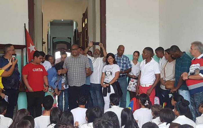 Venezuela entrega donaciones a centros educativos habaneros
