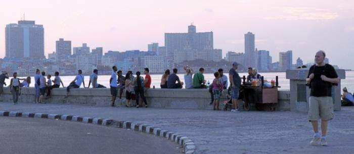 Personas en el malecón