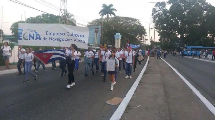 Desde la Feria Agropecuaria de Rancho Boyeros en marcha compacta trabajadores y pueblo marcharon este viernes.