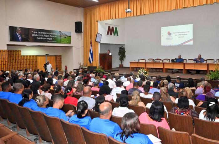 Asiste Díaz-Canel a Seminario de Preparación del curso escolar