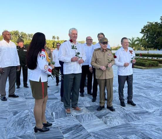 Presiden Raúl y Díaz-Canel acto por victoria contra el fascismo