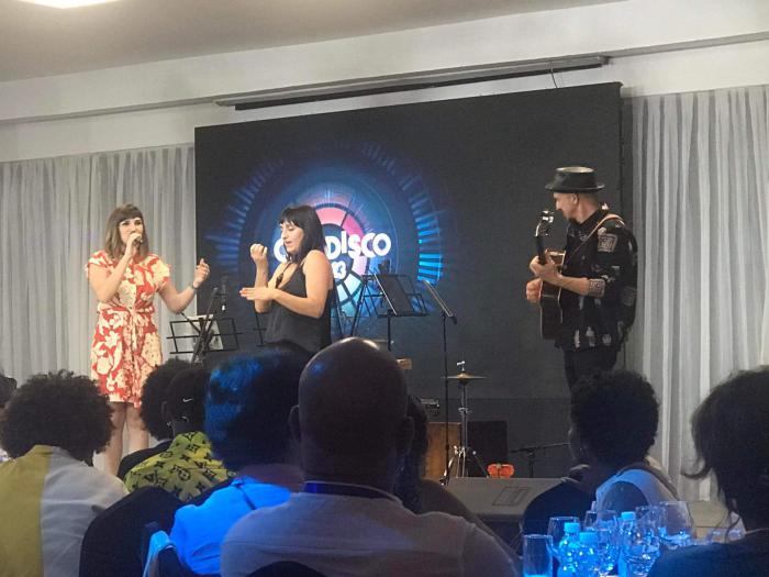 Personas cantando en el Cubadisco
