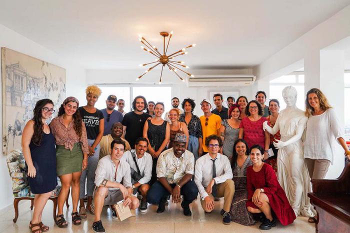 Parte del equipo del FAJ junto a artistas visuales y emprendimientos culturales seleccionados en el Primer Programa de Convocatorias.