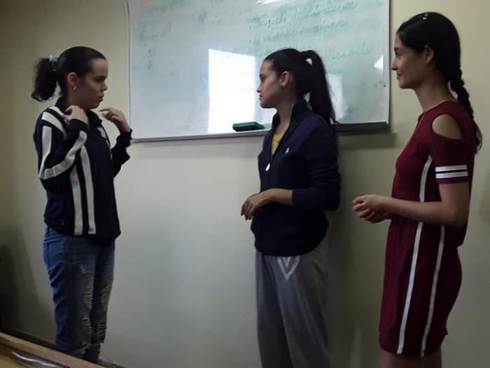 Tres personas hablando por señas