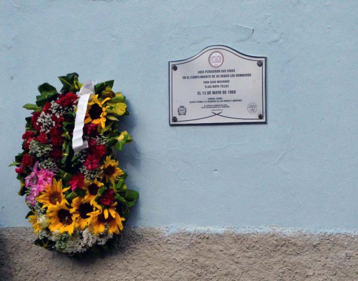 Ofrenda Floral colocada como tributo a los mártires del Incendio de la calle Patria, calificado como un acto de sabotaje perpetrado por los enemigos de la Revolución Cubana.