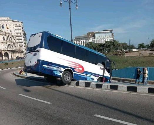 Guagua que se accidentó en las inmediaciones del túnel