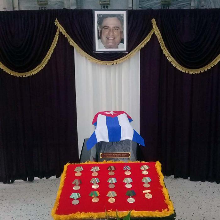 Las cenizas mortales y las medallas del destacado combatiente revolucionario Raúl Curbelo Morales, fueron expuestas en el Panteón de los Veteranos de la Guerra de Independencia en la necrópolis de Colón.