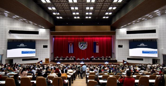 Participantes en Sesión extraordinaria del Parlamento
