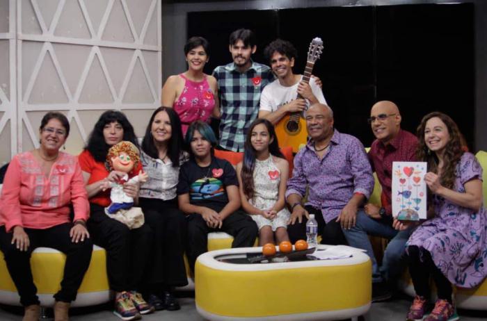 Equipo de organizaciones del proyecto Corazón feliz en Mediodía en TV.