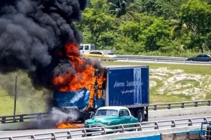 Extinguen incendio de una rastra en puente de 100 y Boyeros