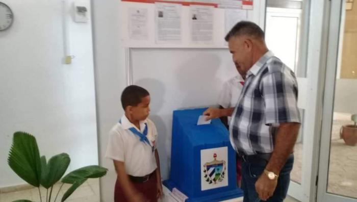 Un delegado votando