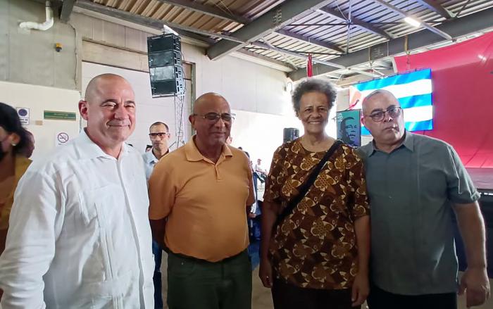 Luis Antonio Torres Iríbar, primer secretario del Partido en la capital saludó a  los hijos de Lázaro Peña, capitán de la clase obrera cubana, Aila y Lázaro.