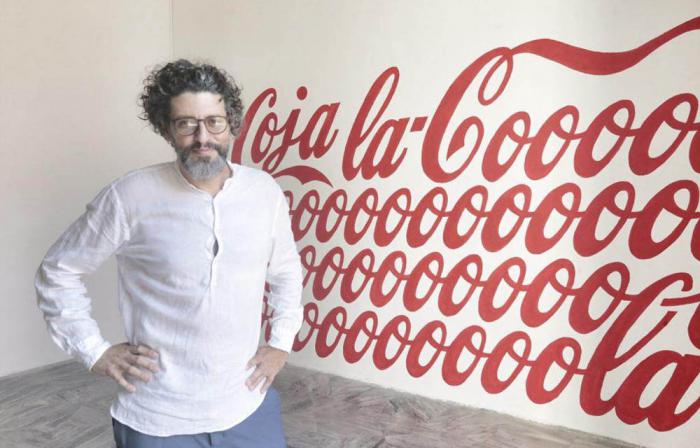 Arnulfo Espinosa junto a una de sus obras.