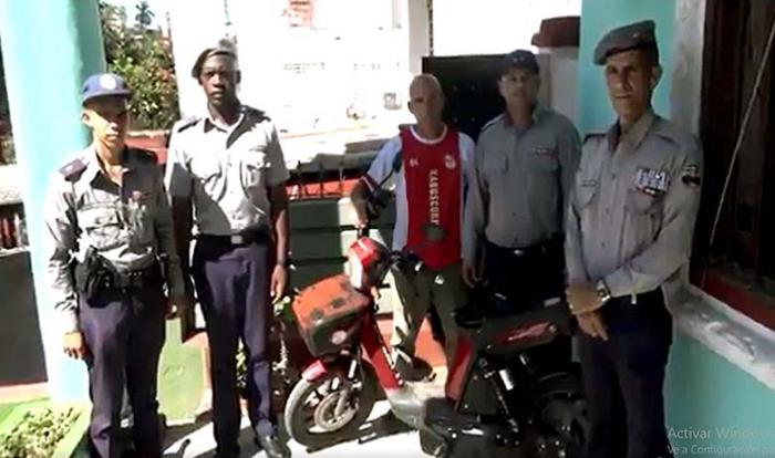 La Policía Nacional Revolucionaria devolvió una bicicleta sustraída a un cirujano del Hospital Clínico Quirúrgico Joaquín Albarrán. Foto Maya 