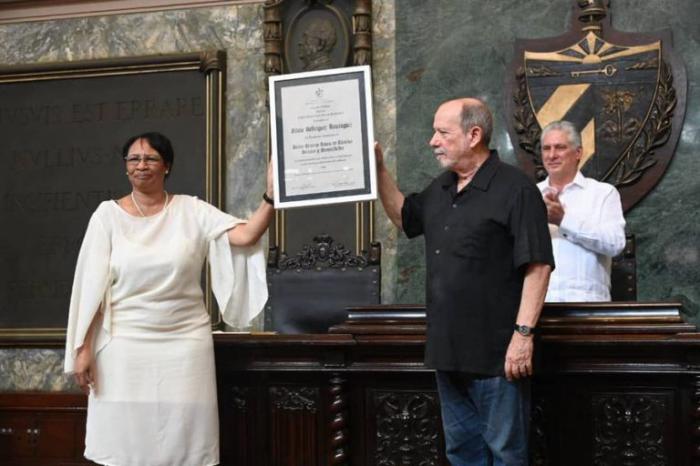 La rectora de la Universidad de La Habana Miriam Nicado entregaó el Honoris Causa a Silvio Rodríguez.