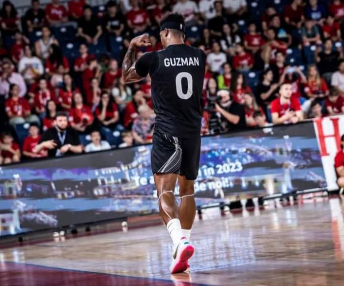 Karel Guzmán en baloncesto rumano