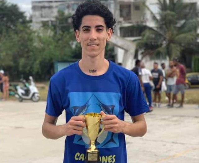 George Luis Gonzáles con una copa