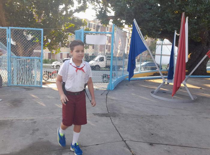 Pionero en el patio de una escuela