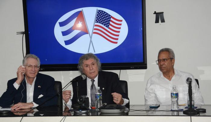 Empresarios estadounidenses en una conferencia de prensa en Cuba