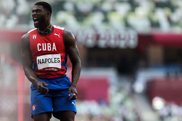 Cristian Nápoles de Cuba compite en la final del triple salto para hombres del atletismo, en el Estadio Olímpico de Tokio durante los Juegos Olímpicos de Tokio 2020, en la capital de Japón, el 5 de agosto de 2021. Foto: Roberto Morejón, periódico Jit, Inder.