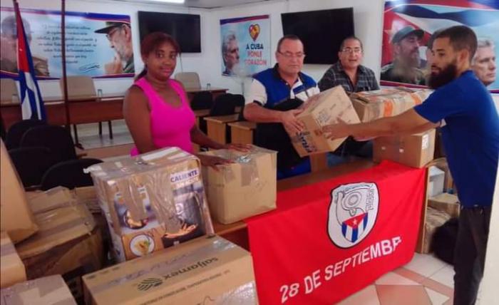 El vicecoordinador Nacional de los CDR, Vladimir Sauri Bermúdez, recepciona las donaciones junto a otros cuadros y funcionarios de la mayor organización de masas del país, en la sede nacional.