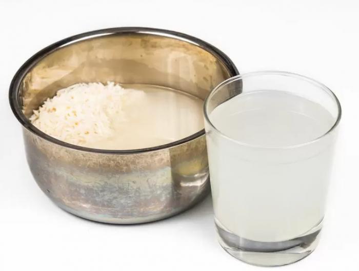 Un pozuelo con arroz y un vaso con agua de arroz