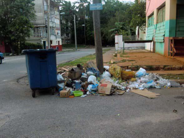 Basura en calles de Nuevo Vedado