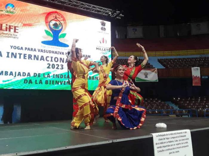 Grupo de danza en el escenario